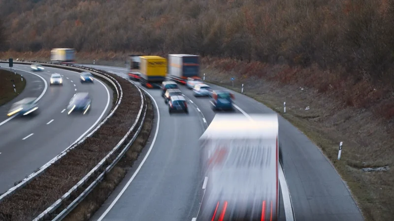 Odbiór z posesji auta po wypadku: co jeśli auto blokuje wjazd lub stoi w garażu?