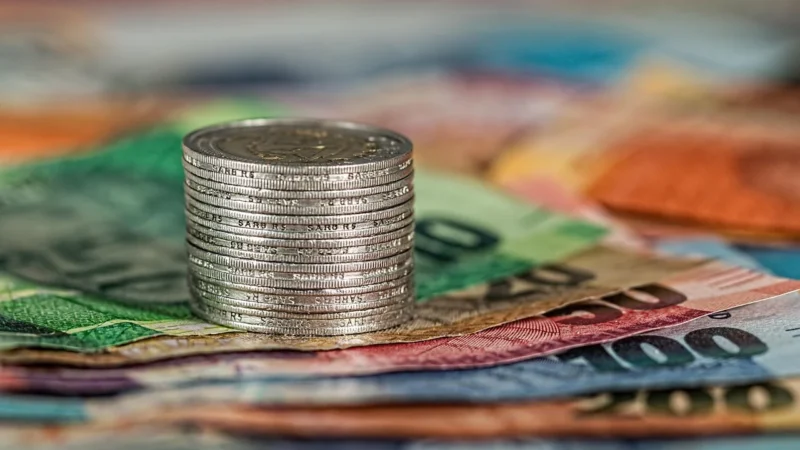 Skup aut powypadkowych za gotówkę a przelew: co wybrać i jak to wpływa na bezpieczeństwo?
